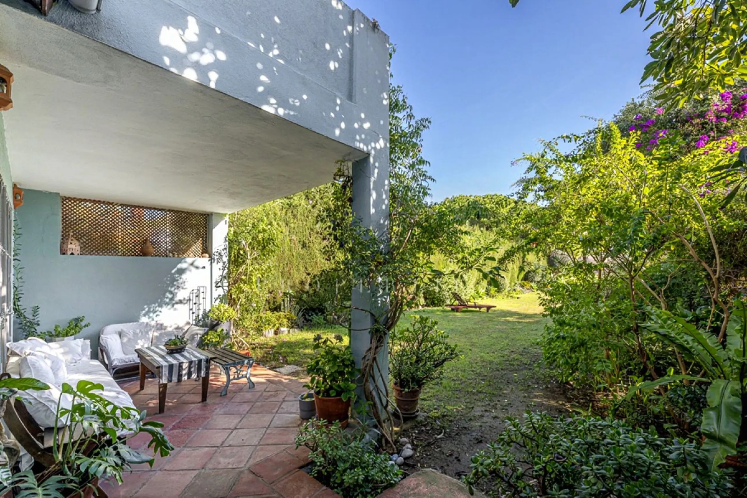 In a stunning location bordering the prestigious Guadalmina golf course, this elegant corner townhouse offers a unique combination of privacy, spaciousness, and natural surroundings. The generous and meticulously maintained garden features an automatic ir
