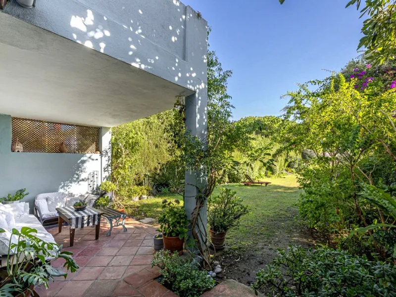 In a stunning location bordering the prestigious Guadalmina golf course, this elegant corner townhouse offers a unique combination of privacy, spaciousness, and natural surroundings. The generous and meticulously maintained garden features an automatic ir