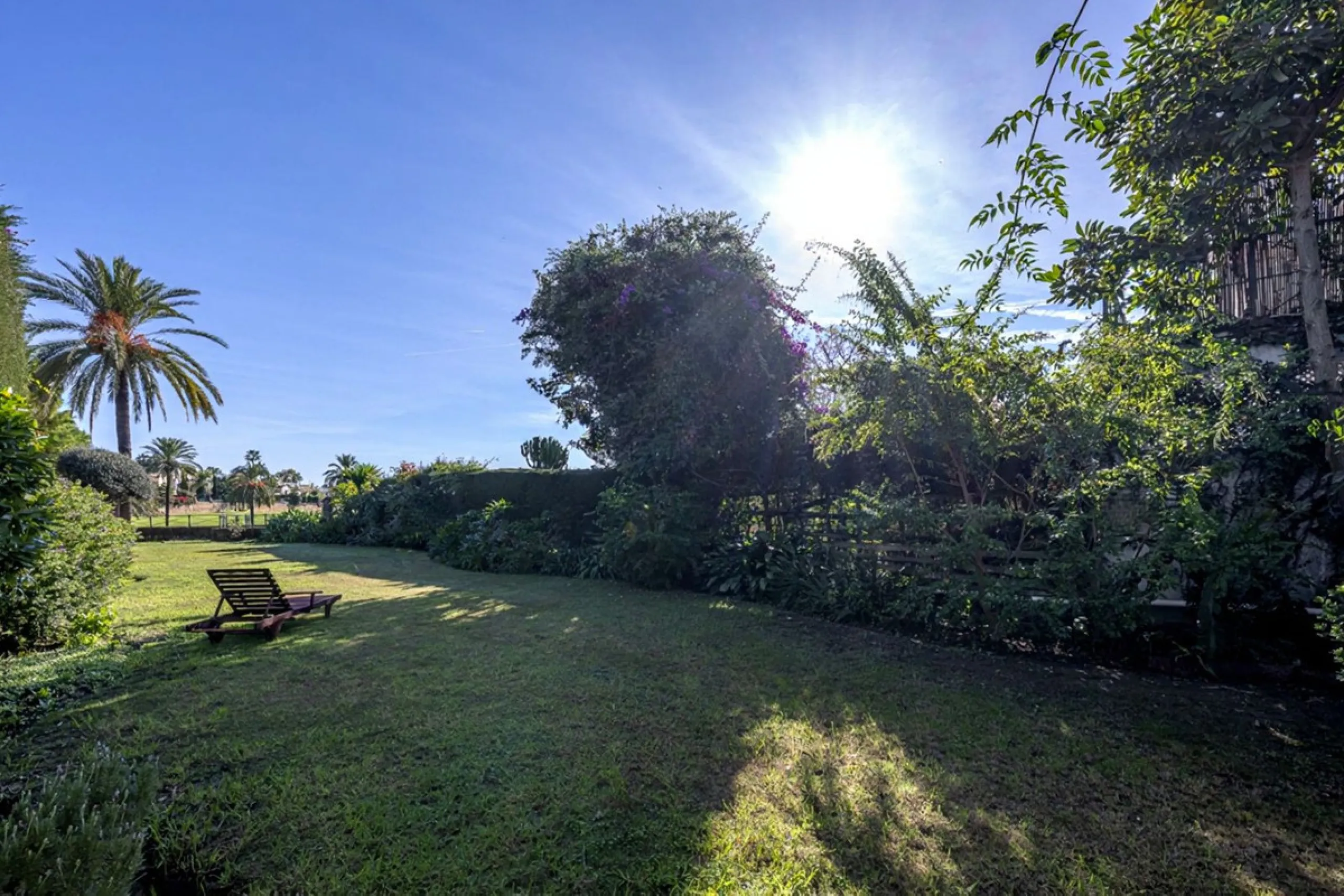 In a stunning location bordering the prestigious Guadalmina golf course, this elegant corner townhouse offers a unique combination of privacy, spaciousness, and natural surroundings. The generous and meticulously maintained garden features an automatic ir