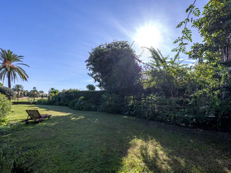 In a stunning location bordering the prestigious Guadalmina golf course, this elegant corner townhouse offers a unique combination of privacy, spaciousness, and natural surroundings. The generous and meticulously maintained garden features an automatic ir