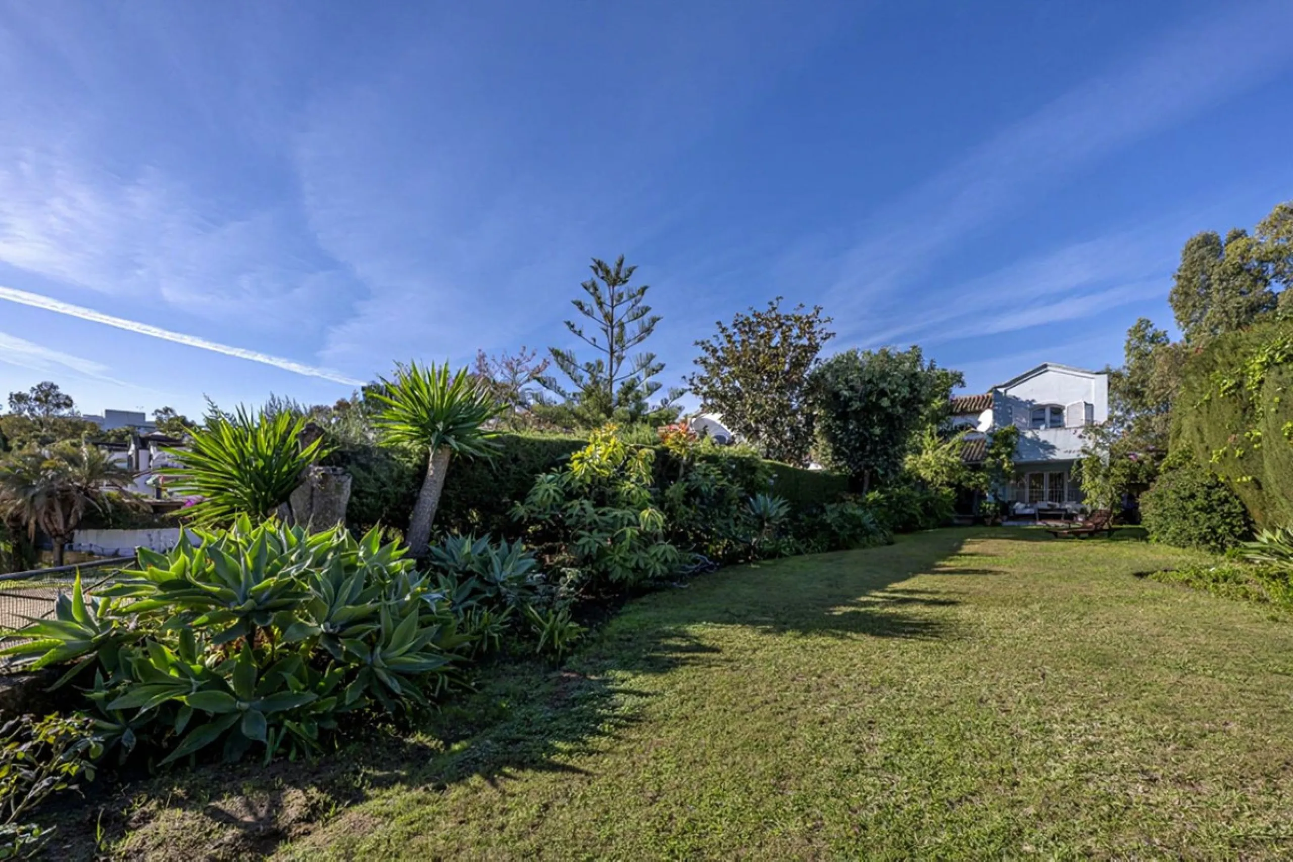 In a stunning location bordering the prestigious Guadalmina golf course, this elegant corner townhouse offers a unique combination of privacy, spaciousness, and natural surroundings. The generous and meticulously maintained garden features an automatic ir