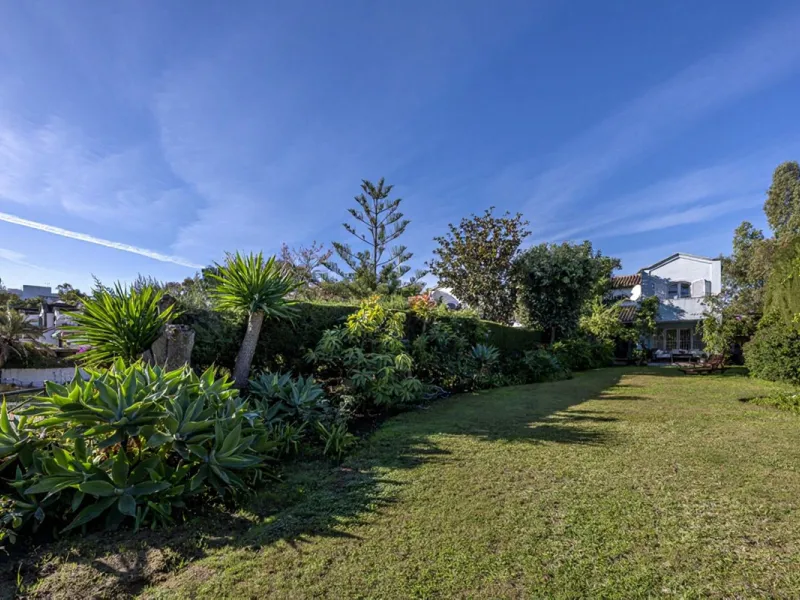 In a stunning location bordering the prestigious Guadalmina golf course, this elegant corner townhouse offers a unique combination of privacy, spaciousness, and natural surroundings. The generous and meticulously maintained garden features an automatic ir