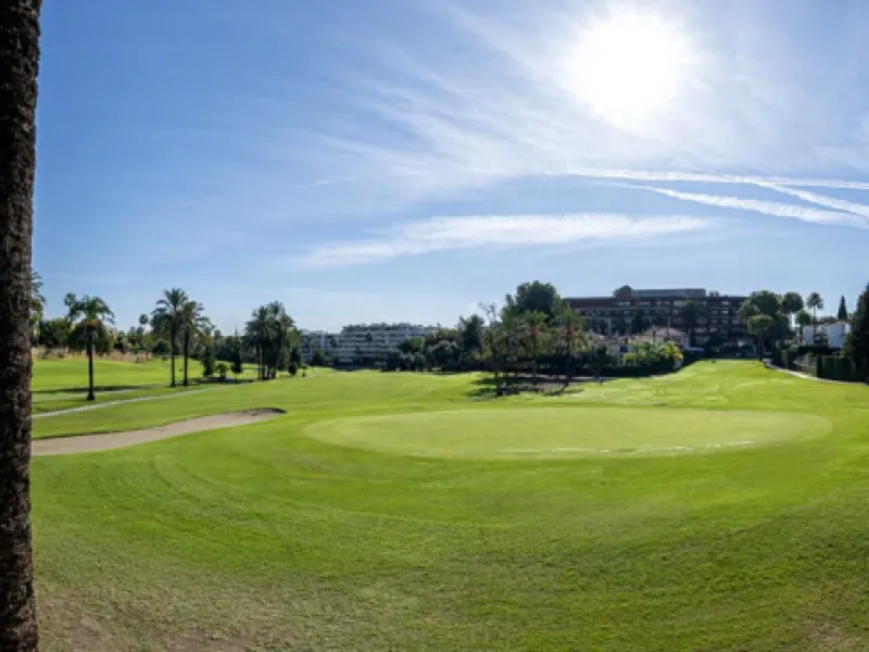 In a stunning location bordering the prestigious Guadalmina golf course, this elegant corner townhouse offers a unique combination of privacy, spaciousness, and natural surroundings. The generous and meticulously maintained garden features an automatic ir
