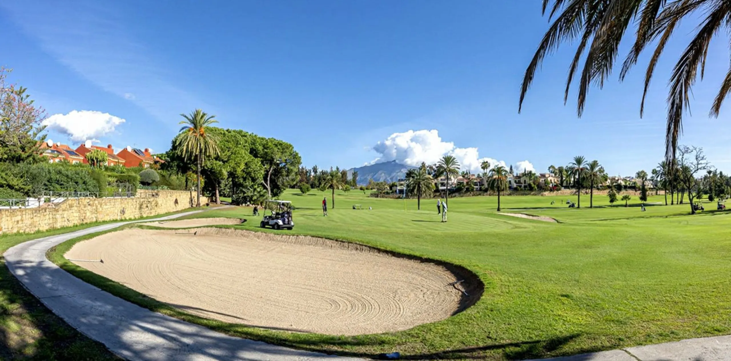 In a stunning location bordering the prestigious Guadalmina golf course, this elegant corner townhouse offers a unique combination of privacy, spaciousness, and natural surroundings. The generous and meticulously maintained garden features an automatic ir