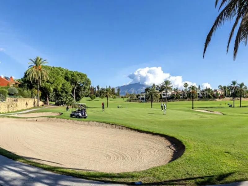 In a stunning location bordering the prestigious Guadalmina golf course, this elegant corner townhouse offers a unique combination of privacy, spaciousness, and natural surroundings. The generous and meticulously maintained garden features an automatic ir