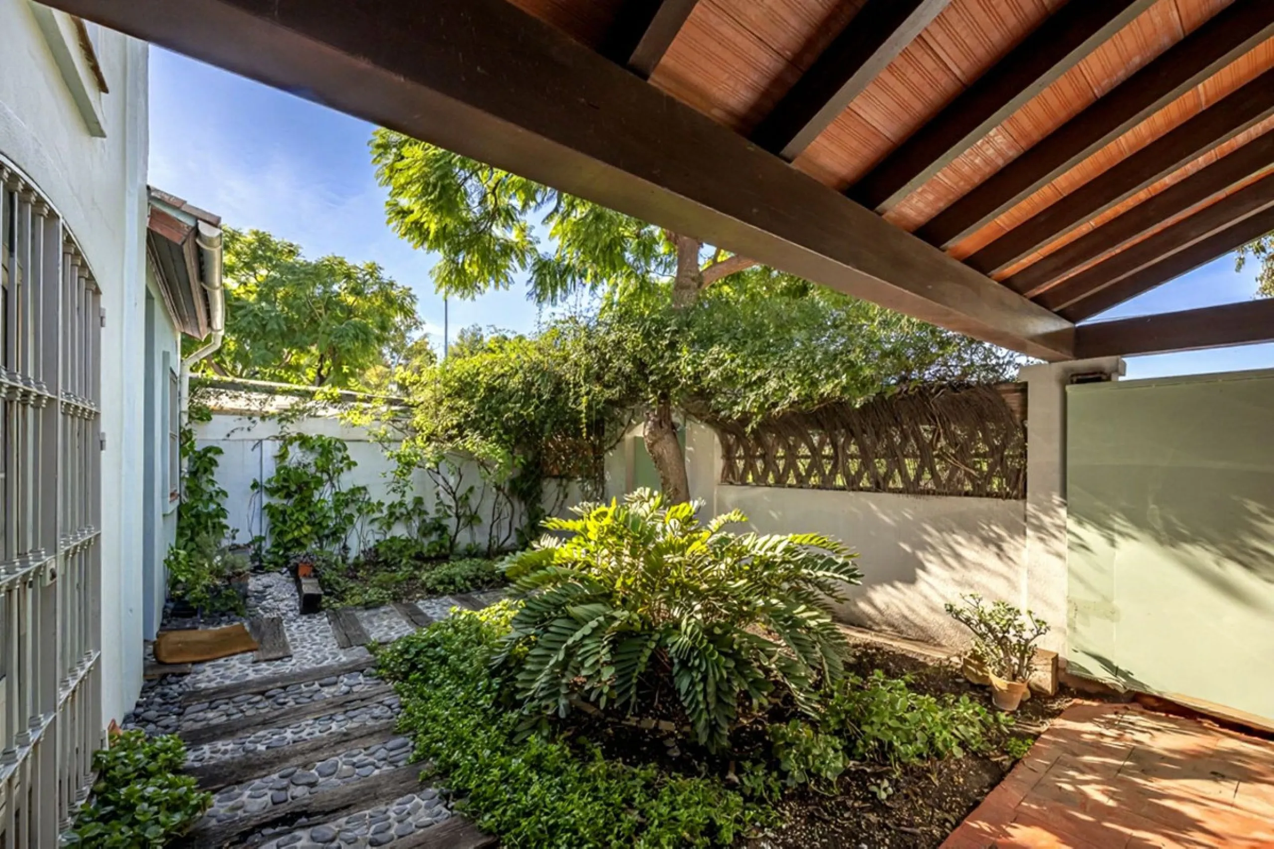 In a stunning location bordering the prestigious Guadalmina golf course, this elegant corner townhouse offers a unique combination of privacy, spaciousness, and natural surroundings. The generous and meticulously maintained garden features an automatic ir
