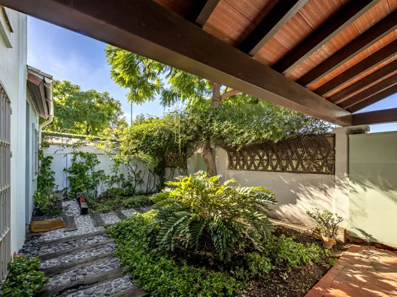 In a stunning location bordering the prestigious Guadalmina golf course, this elegant corner townhouse offers a unique combination of privacy, spaciousness, and natural surroundings. The generous and meticulously maintained garden features an automatic ir