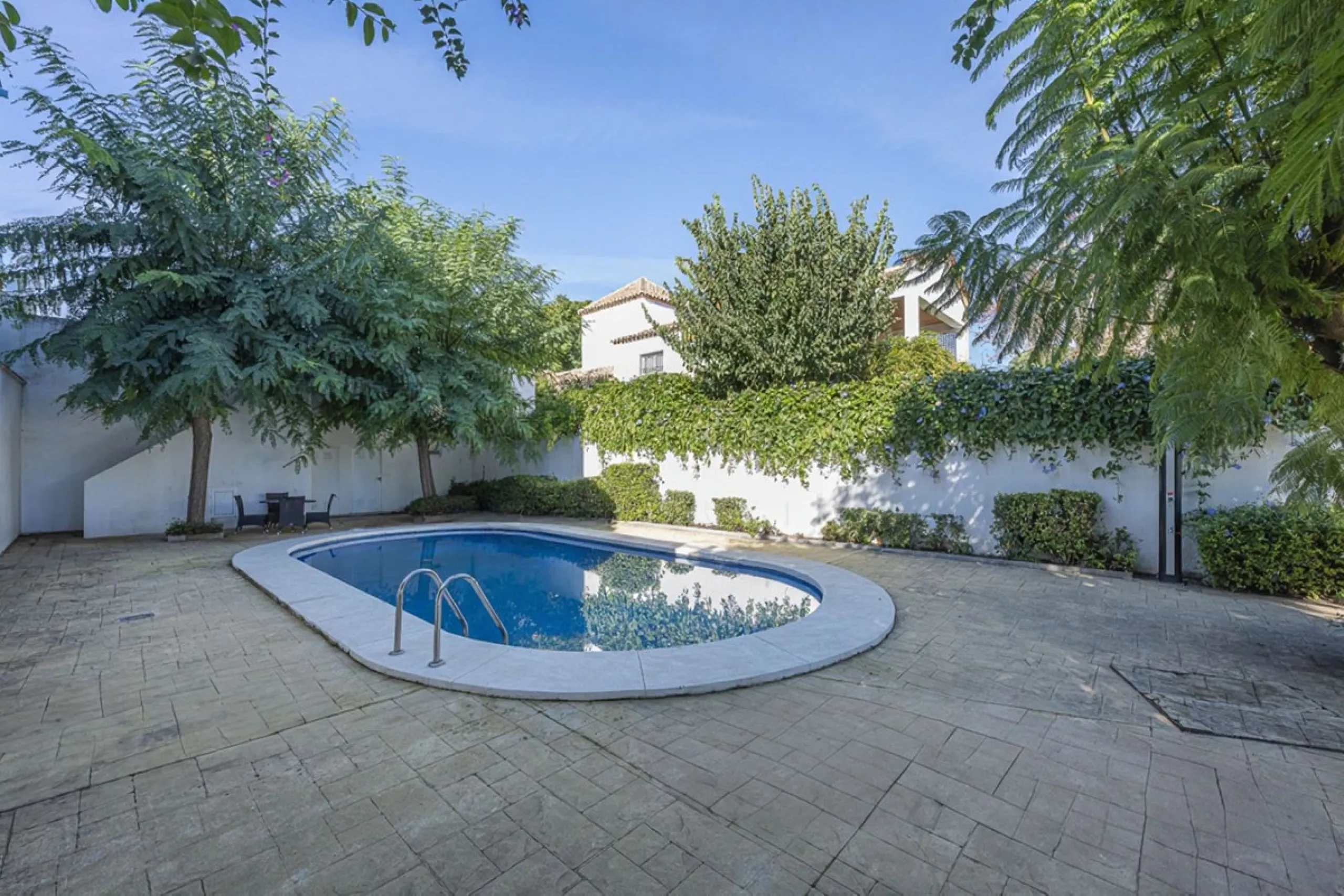 In a stunning location bordering the prestigious Guadalmina golf course, this elegant corner townhouse offers a unique combination of privacy, spaciousness, and natural surroundings. The generous and meticulously maintained garden features an automatic ir
