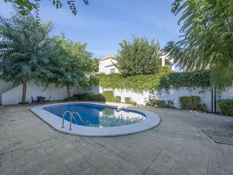 In a stunning location bordering the prestigious Guadalmina golf course, this elegant corner townhouse offers a unique combination of privacy, spaciousness, and natural surroundings. The generous and meticulously maintained garden features an automatic ir