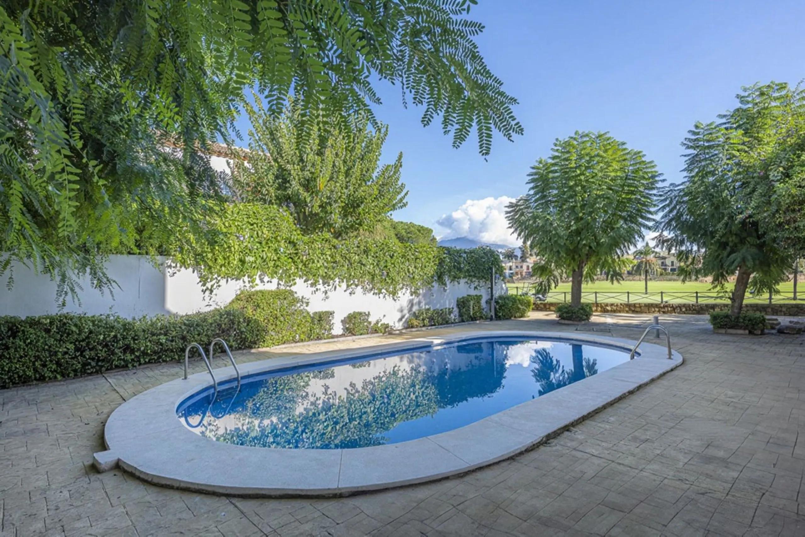 In a stunning location bordering the prestigious Guadalmina golf course, this elegant corner townhouse offers a unique combination of privacy, spaciousness, and natural surroundings. The generous and meticulously maintained garden features an automatic ir