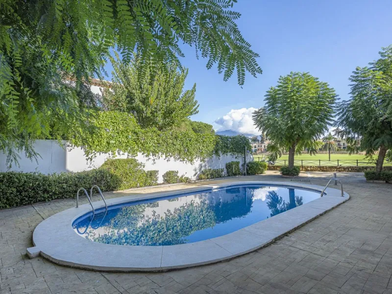 In a stunning location bordering the prestigious Guadalmina golf course, this elegant corner townhouse offers a unique combination of privacy, spaciousness, and natural surroundings. The generous and meticulously maintained garden features an automatic ir