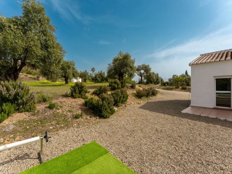 House - Finca - Cortijo в продаже в Casarabonela, Málaga. В доме 3 спален и 2 ванных комнат. Площадь дома 142 м². Площадь участка 6000 м²