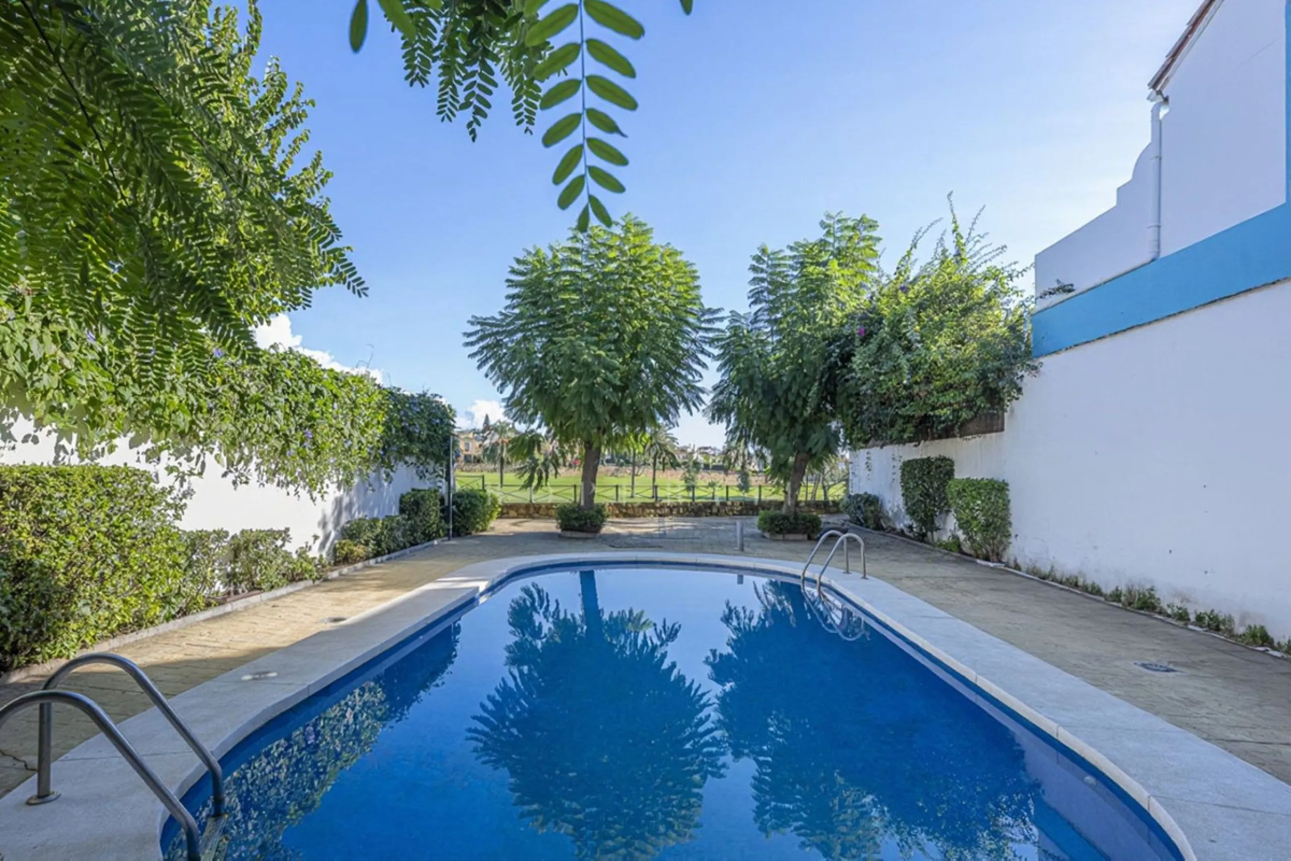 In a stunning location bordering the prestigious Guadalmina golf course, this elegant corner townhouse offers a unique combination of privacy, spaciousness, and natural surroundings. The generous and meticulously maintained garden features an automatic ir