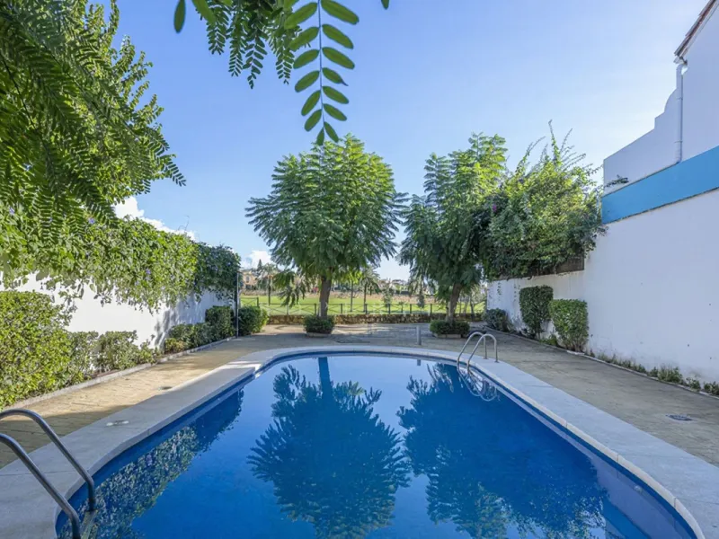 In a stunning location bordering the prestigious Guadalmina golf course, this elegant corner townhouse offers a unique combination of privacy, spaciousness, and natural surroundings. The generous and meticulously maintained garden features an automatic ir