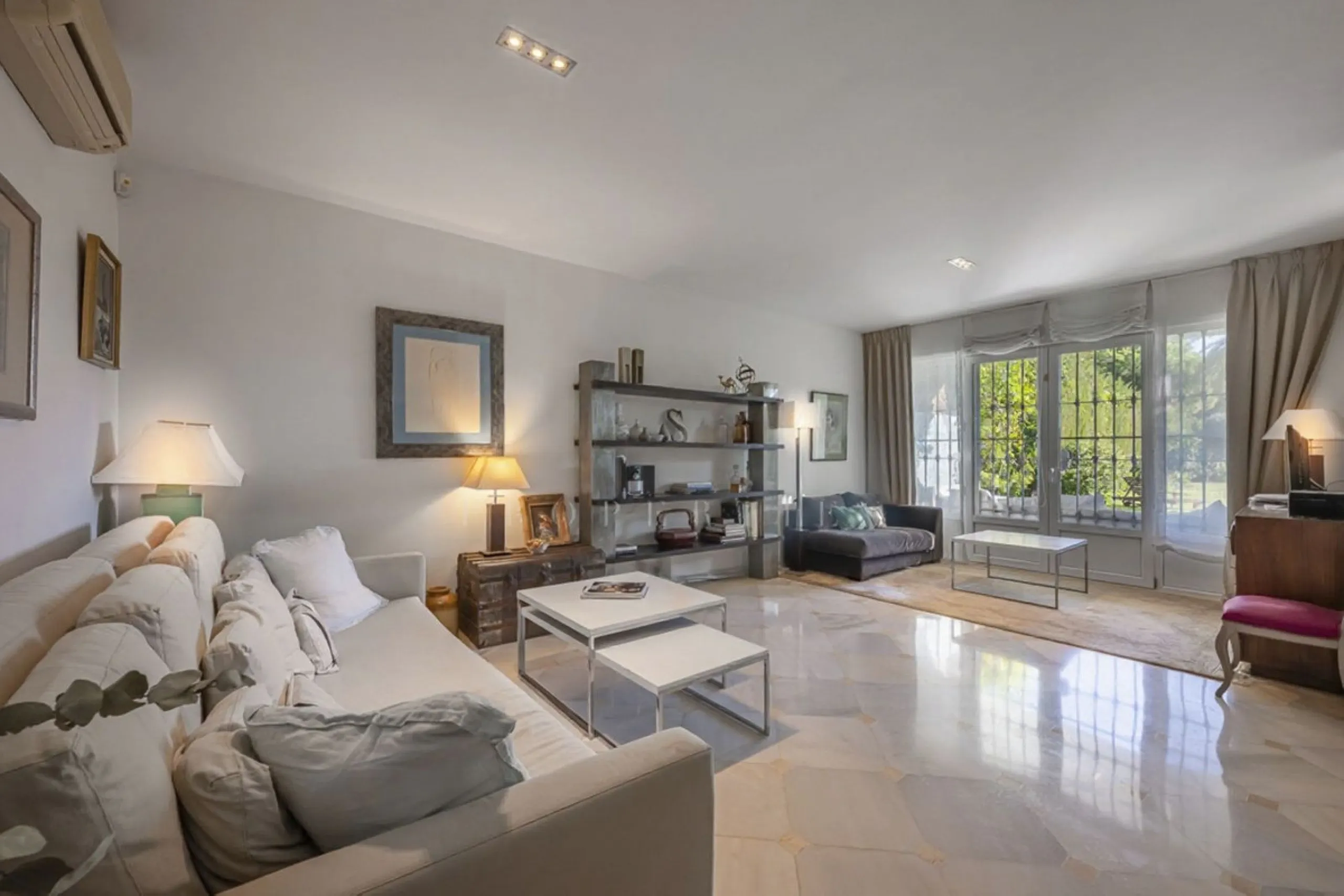 In a stunning location bordering the prestigious Guadalmina golf course, this elegant corner townhouse offers a unique combination of privacy, spaciousness, and natural surroundings. The generous and meticulously maintained garden features an automatic ir