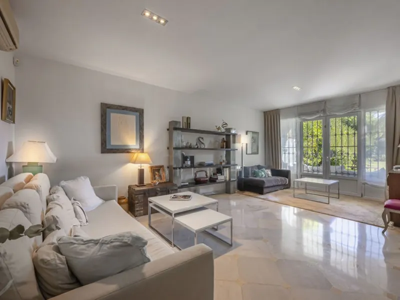 In a stunning location bordering the prestigious Guadalmina golf course, this elegant corner townhouse offers a unique combination of privacy, spaciousness, and natural surroundings. The generous and meticulously maintained garden features an automatic ir