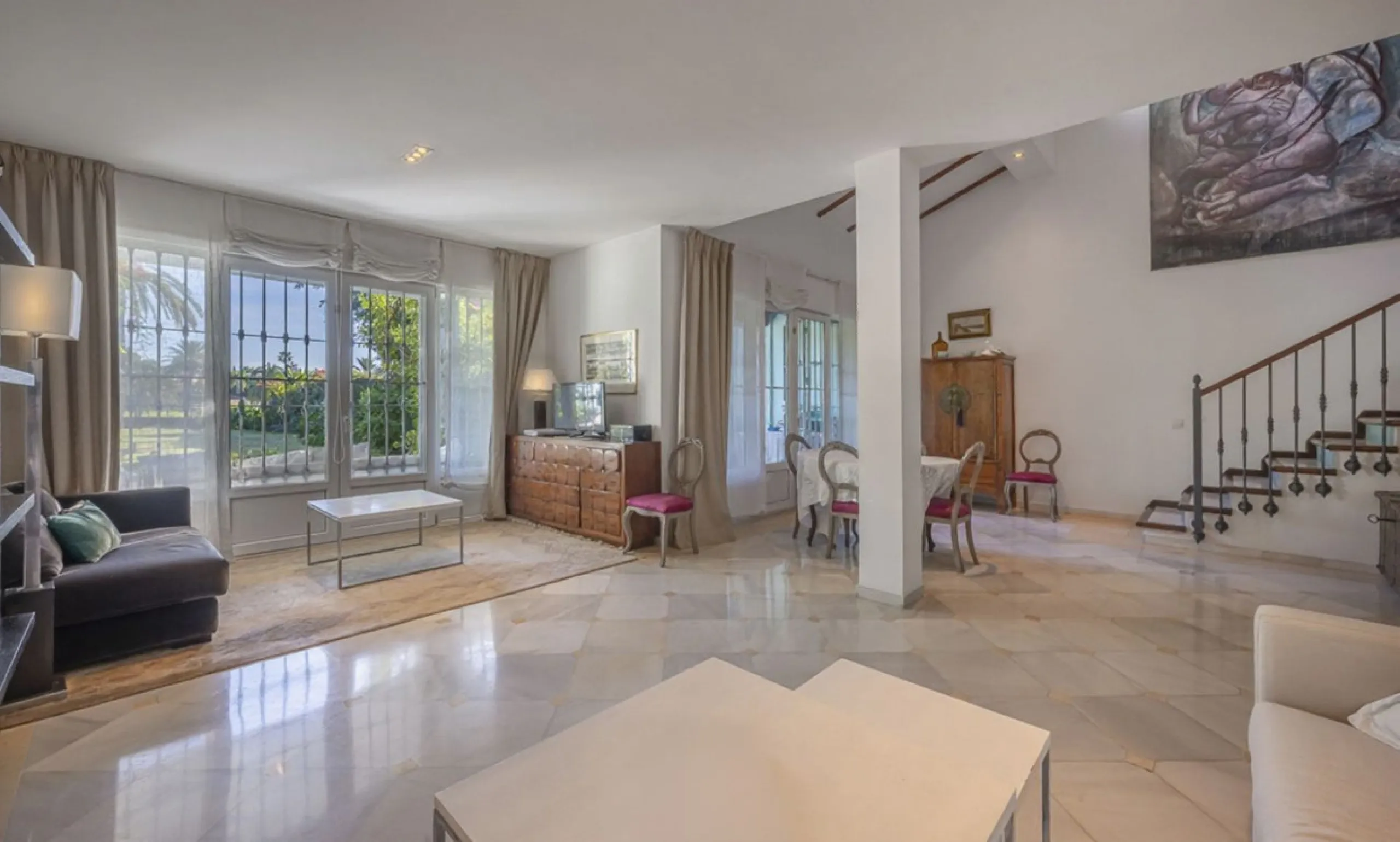 In a stunning location bordering the prestigious Guadalmina golf course, this elegant corner townhouse offers a unique combination of privacy, spaciousness, and natural surroundings. The generous and meticulously maintained garden features an automatic ir