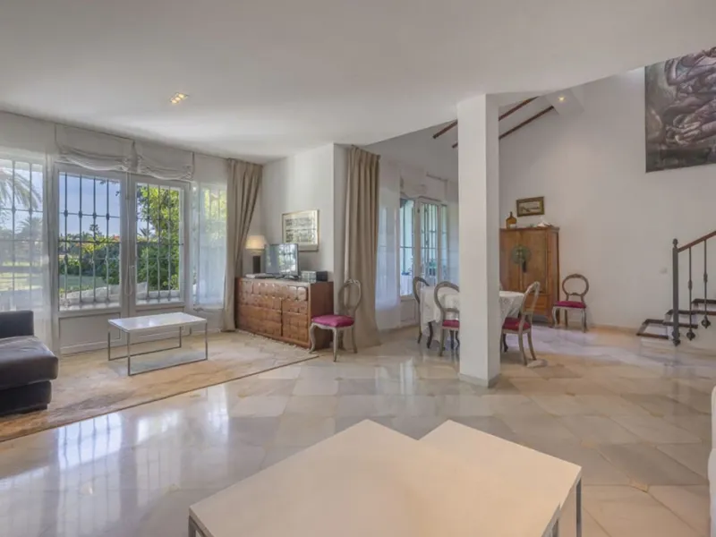 In a stunning location bordering the prestigious Guadalmina golf course, this elegant corner townhouse offers a unique combination of privacy, spaciousness, and natural surroundings. The generous and meticulously maintained garden features an automatic ir
