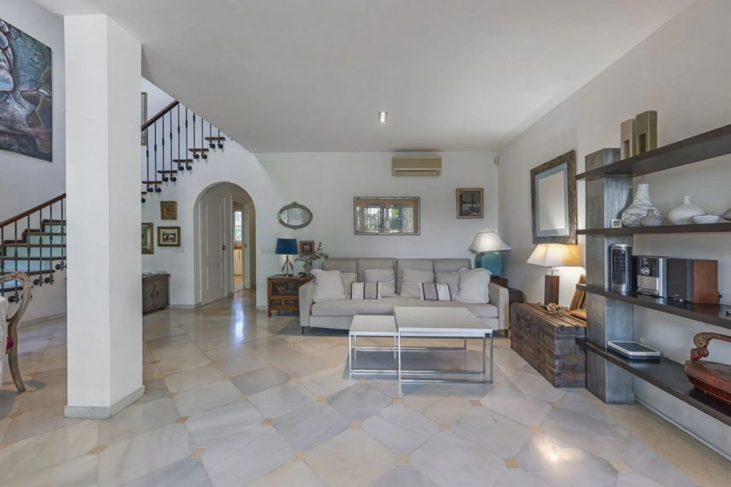 In a stunning location bordering the prestigious Guadalmina golf course, this elegant corner townhouse offers a unique combination of privacy, spaciousness, and natural surroundings. The generous and meticulously maintained garden features an automatic ir