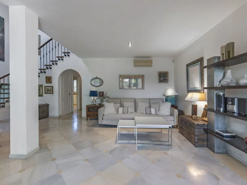 In a stunning location bordering the prestigious Guadalmina golf course, this elegant corner townhouse offers a unique combination of privacy, spaciousness, and natural surroundings. The generous and meticulously maintained garden features an automatic ir