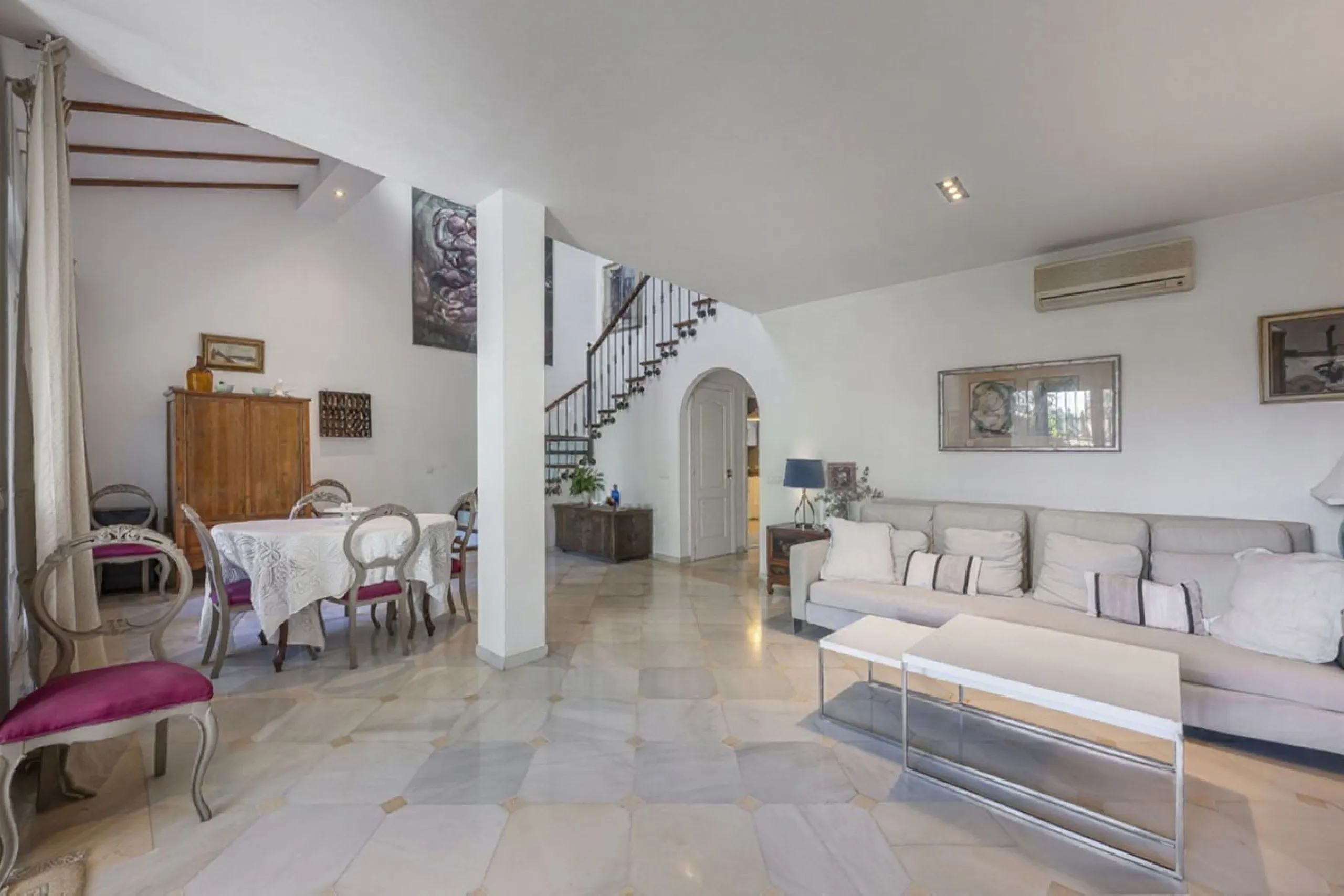 In a stunning location bordering the prestigious Guadalmina golf course, this elegant corner townhouse offers a unique combination of privacy, spaciousness, and natural surroundings. The generous and meticulously maintained garden features an automatic ir