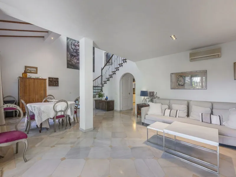 In a stunning location bordering the prestigious Guadalmina golf course, this elegant corner townhouse offers a unique combination of privacy, spaciousness, and natural surroundings. The generous and meticulously maintained garden features an automatic ir