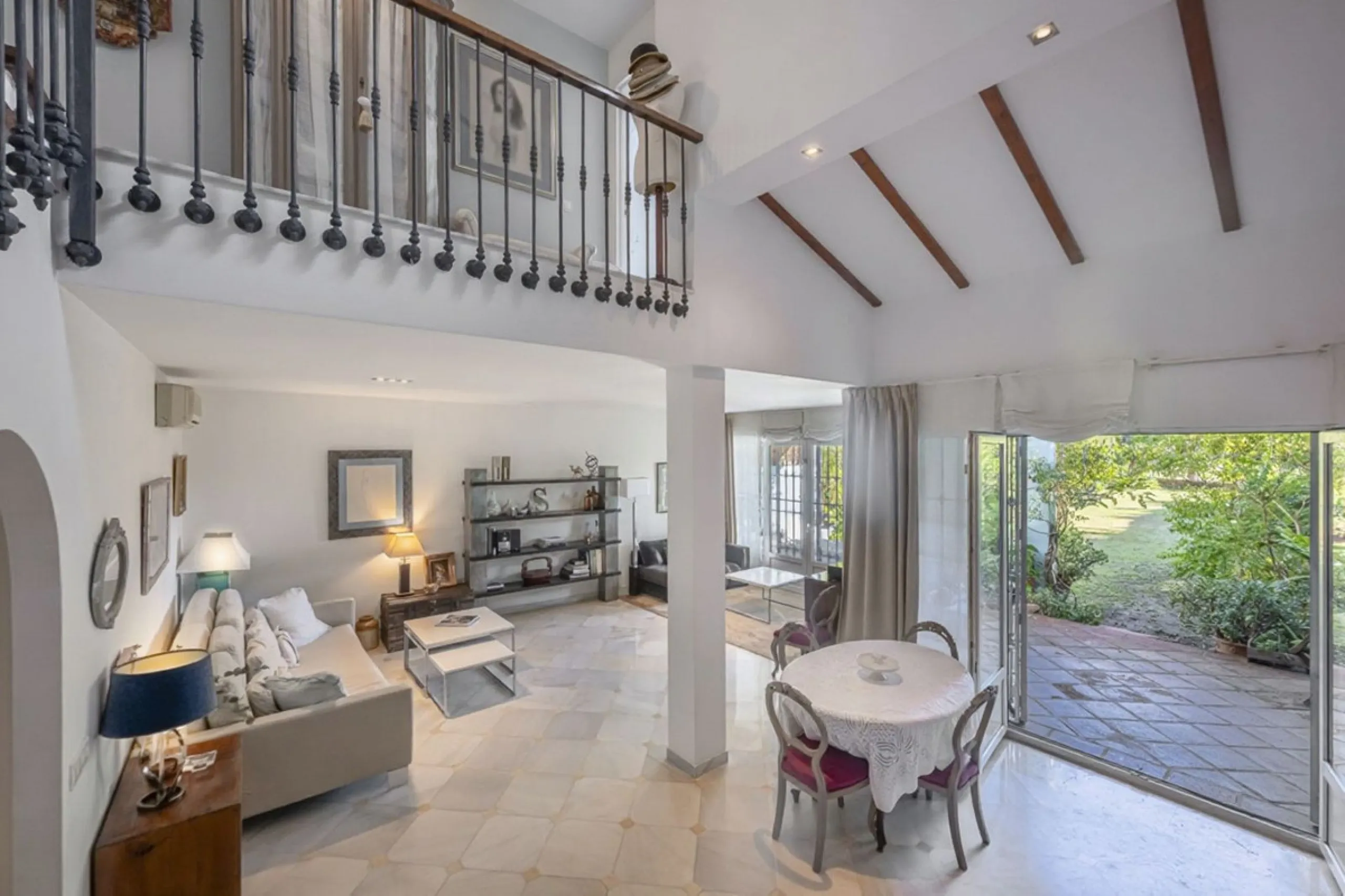 In a stunning location bordering the prestigious Guadalmina golf course, this elegant corner townhouse offers a unique combination of privacy, spaciousness, and natural surroundings. The generous and meticulously maintained garden features an automatic ir