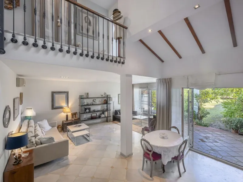 In a stunning location bordering the prestigious Guadalmina golf course, this elegant corner townhouse offers a unique combination of privacy, spaciousness, and natural surroundings. The generous and meticulously maintained garden features an automatic ir