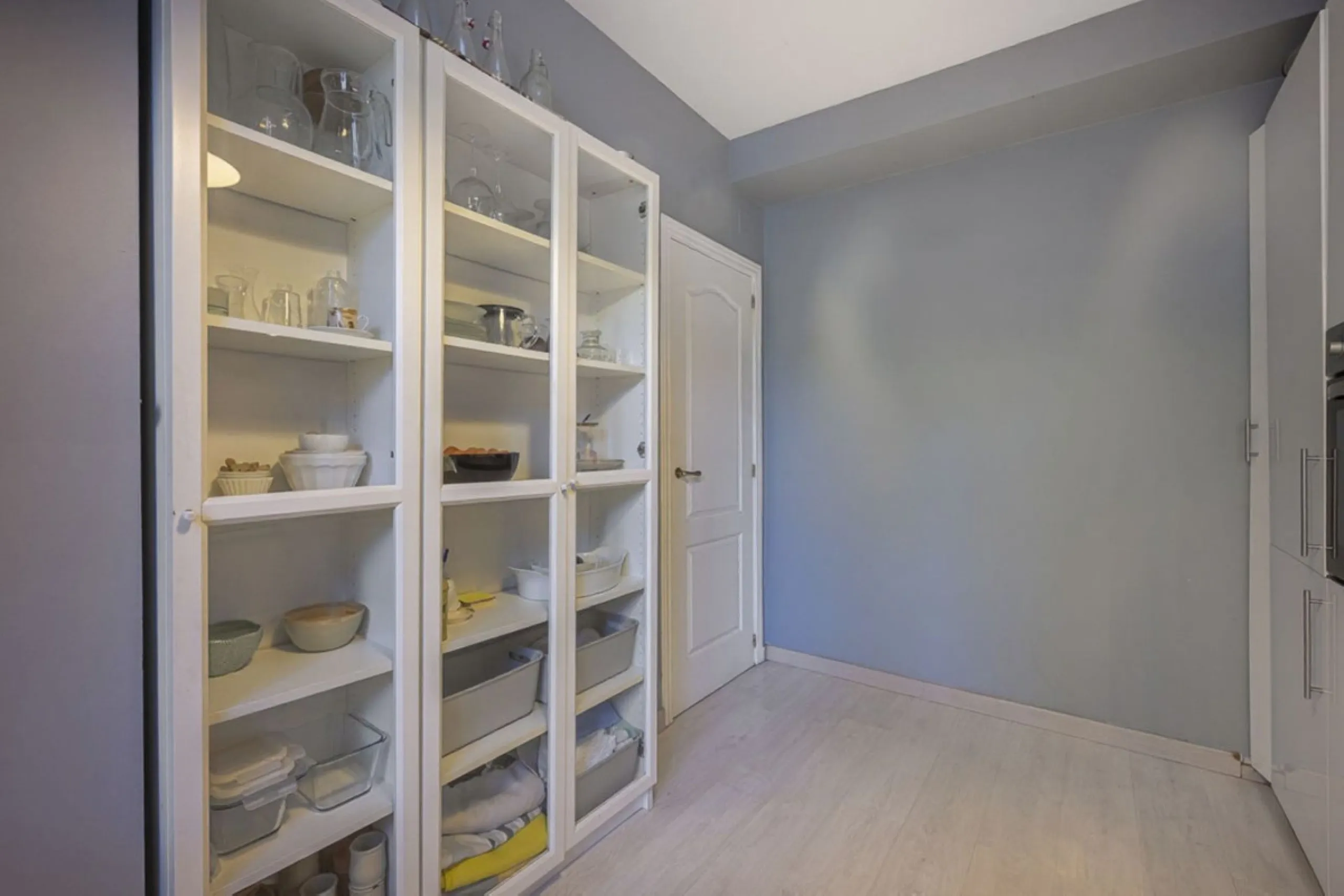In a stunning location bordering the prestigious Guadalmina golf course, this elegant corner townhouse offers a unique combination of privacy, spaciousness, and natural surroundings. The generous and meticulously maintained garden features an automatic ir