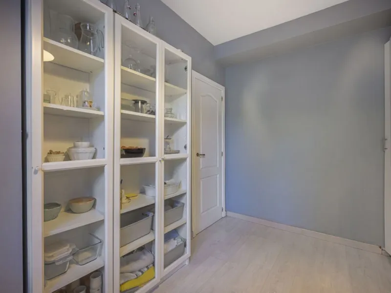In a stunning location bordering the prestigious Guadalmina golf course, this elegant corner townhouse offers a unique combination of privacy, spaciousness, and natural surroundings. The generous and meticulously maintained garden features an automatic ir