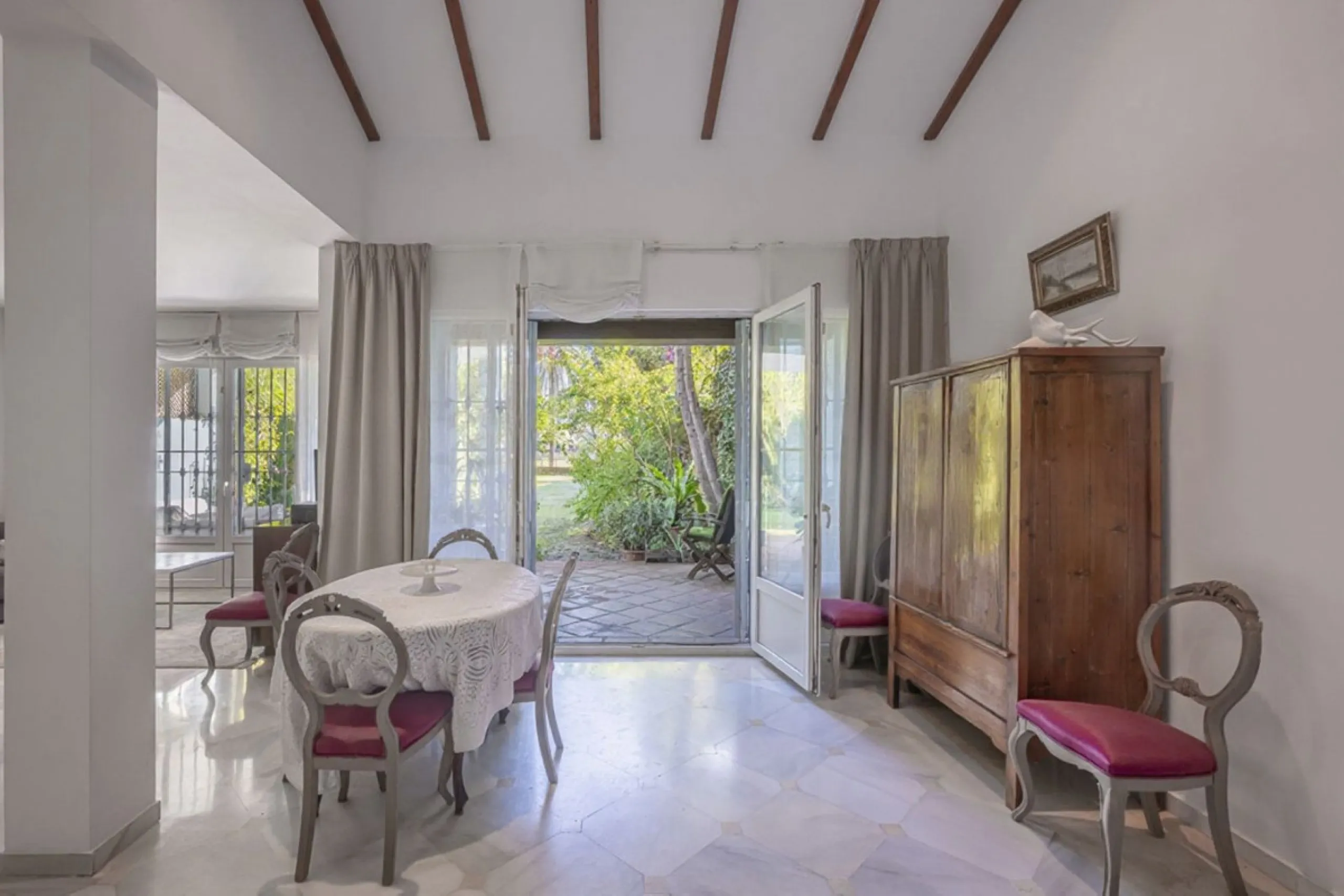 In a stunning location bordering the prestigious Guadalmina golf course, this elegant corner townhouse offers a unique combination of privacy, spaciousness, and natural surroundings. The generous and meticulously maintained garden features an automatic ir