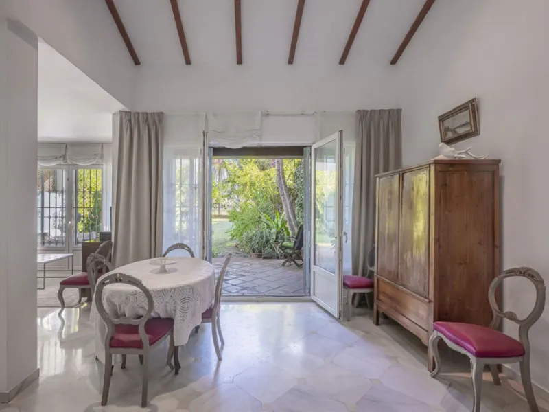 In a stunning location bordering the prestigious Guadalmina golf course, this elegant corner townhouse offers a unique combination of privacy, spaciousness, and natural surroundings. The generous and meticulously maintained garden features an automatic ir