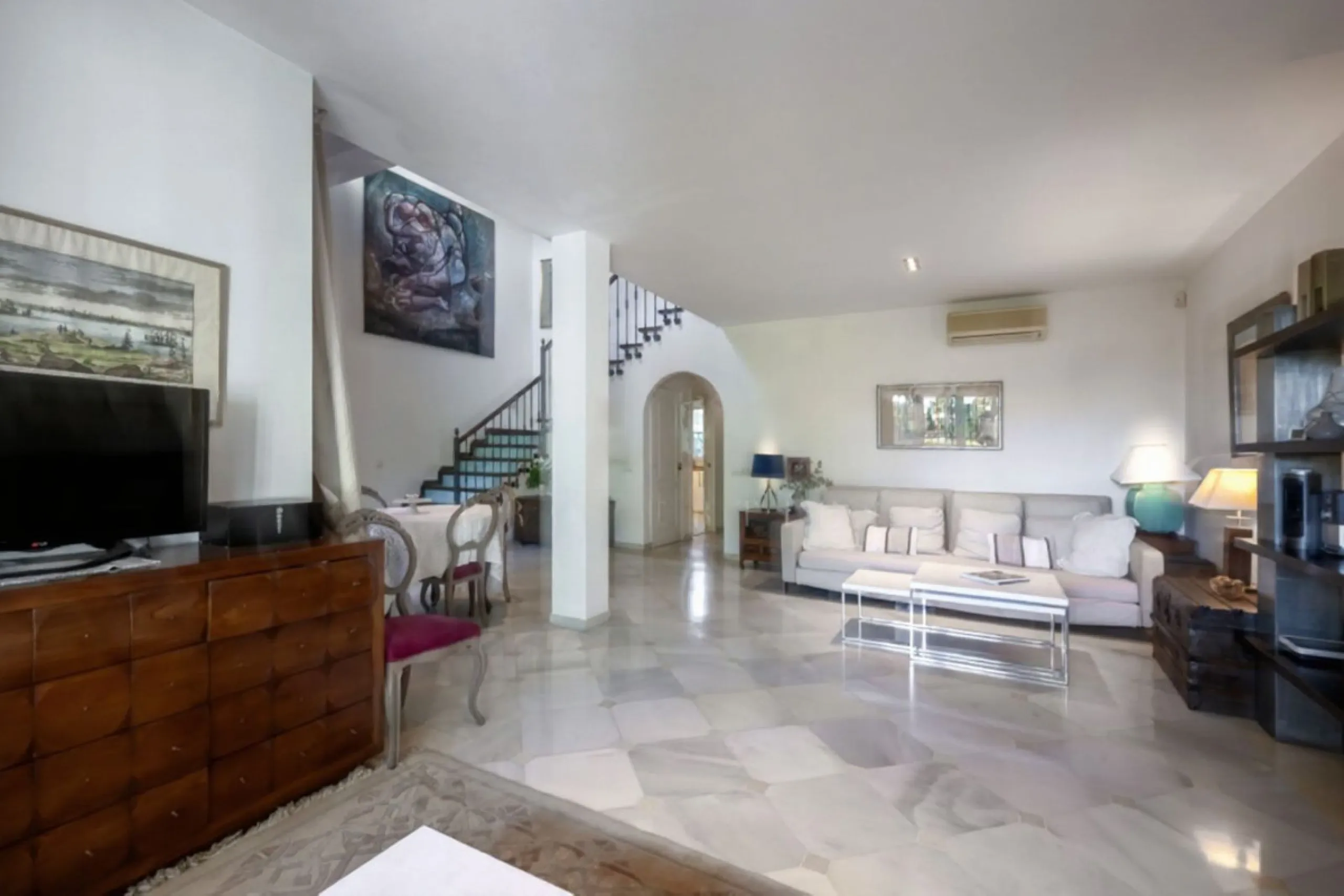 In a stunning location bordering the prestigious Guadalmina golf course, this elegant corner townhouse offers a unique combination of privacy, spaciousness, and natural surroundings. The generous and meticulously maintained garden features an automatic ir