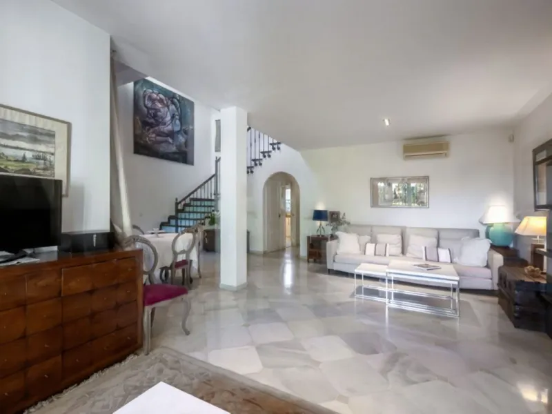 In a stunning location bordering the prestigious Guadalmina golf course, this elegant corner townhouse offers a unique combination of privacy, spaciousness, and natural surroundings. The generous and meticulously maintained garden features an automatic ir