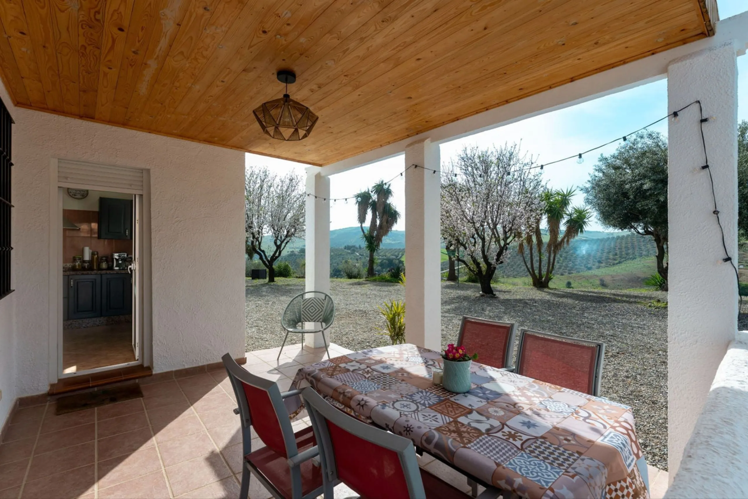 House - Finca - Cortijo в продаже в Casarabonela, Málaga. В доме 3 спален и 2 ванных комнат. Площадь дома 142 м². Площадь участка 6000 м²