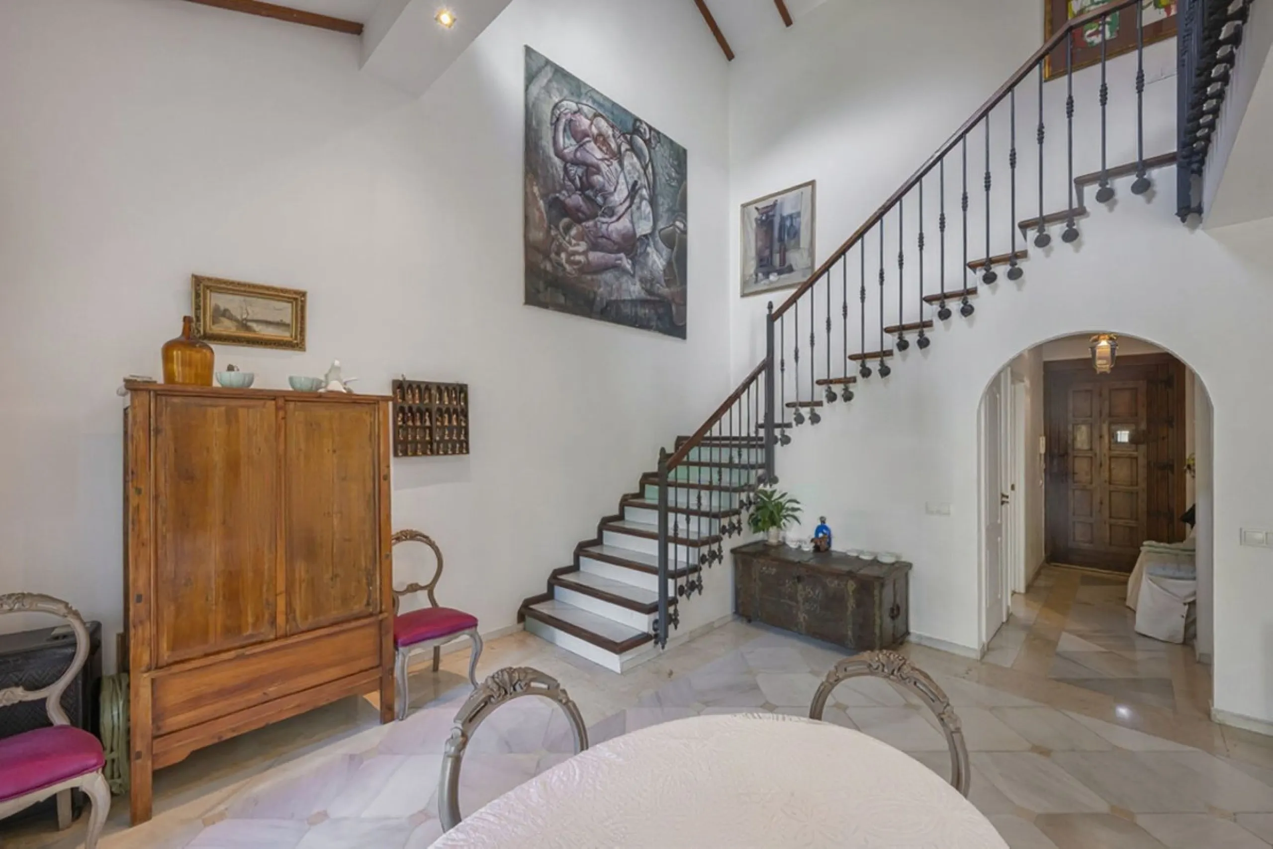 In a stunning location bordering the prestigious Guadalmina golf course, this elegant corner townhouse offers a unique combination of privacy, spaciousness, and natural surroundings. The generous and meticulously maintained garden features an automatic ir