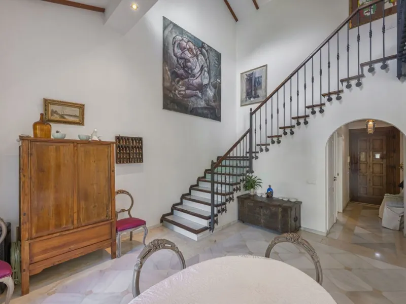 In a stunning location bordering the prestigious Guadalmina golf course, this elegant corner townhouse offers a unique combination of privacy, spaciousness, and natural surroundings. The generous and meticulously maintained garden features an automatic ir
