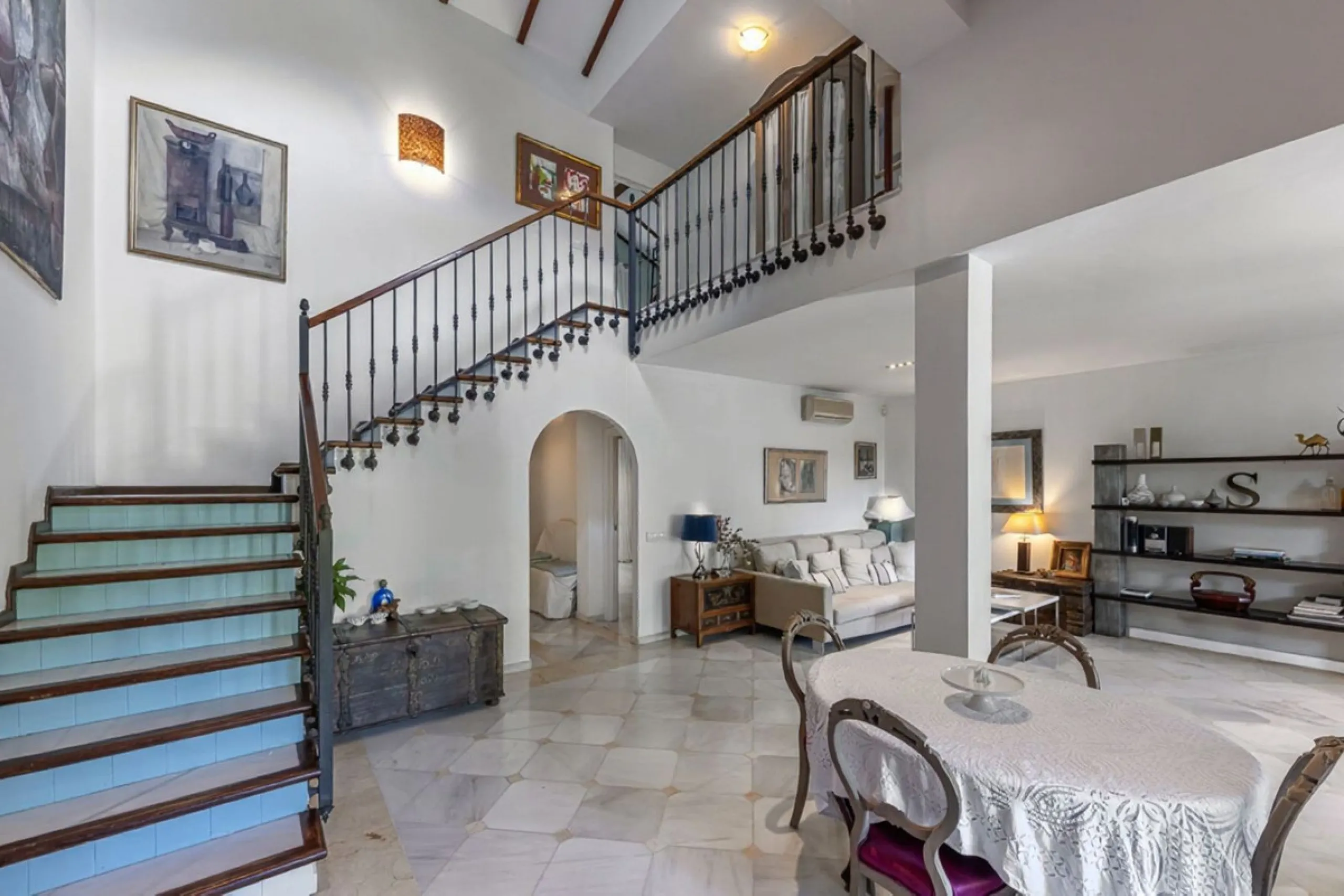 In a stunning location bordering the prestigious Guadalmina golf course, this elegant corner townhouse offers a unique combination of privacy, spaciousness, and natural surroundings. The generous and meticulously maintained garden features an automatic ir