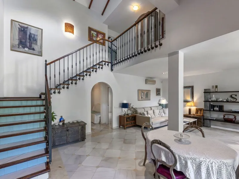 In a stunning location bordering the prestigious Guadalmina golf course, this elegant corner townhouse offers a unique combination of privacy, spaciousness, and natural surroundings. The generous and meticulously maintained garden features an automatic ir