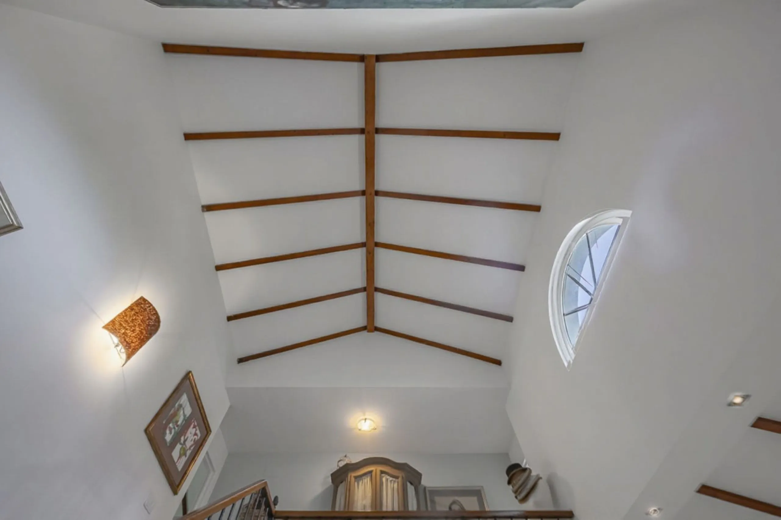 In a stunning location bordering the prestigious Guadalmina golf course, this elegant corner townhouse offers a unique combination of privacy, spaciousness, and natural surroundings. The generous and meticulously maintained garden features an automatic ir