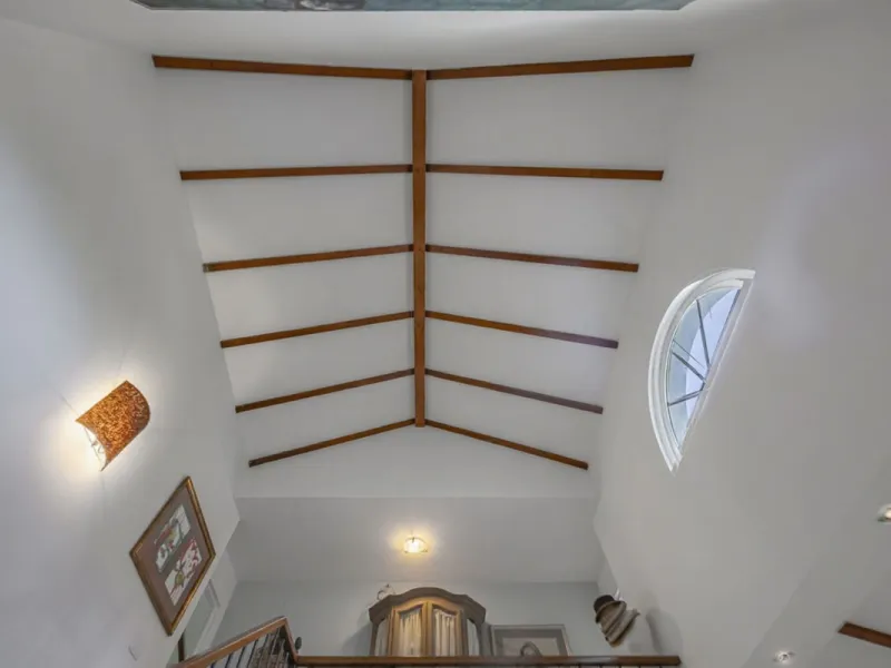 In a stunning location bordering the prestigious Guadalmina golf course, this elegant corner townhouse offers a unique combination of privacy, spaciousness, and natural surroundings. The generous and meticulously maintained garden features an automatic ir