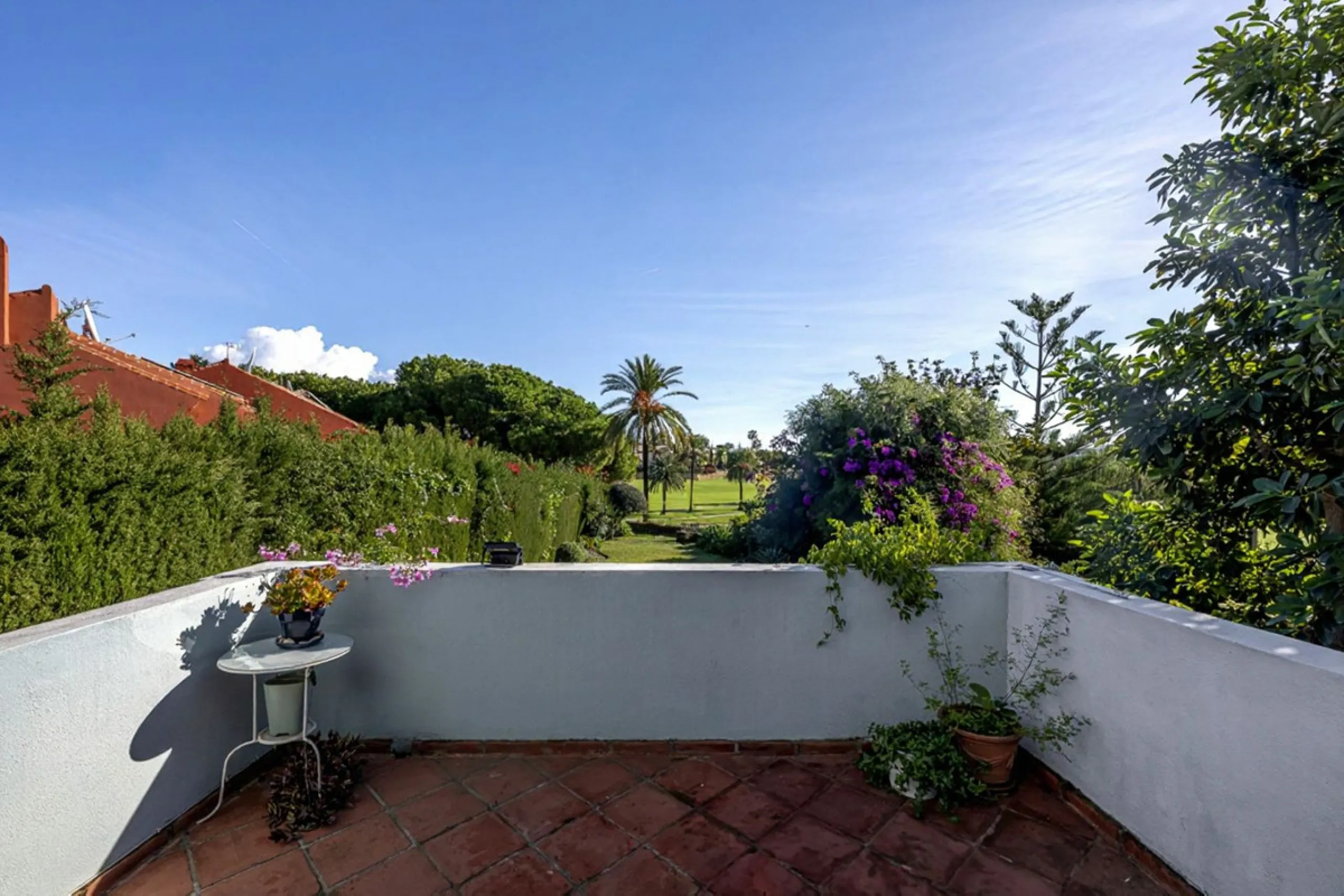 In a stunning location bordering the prestigious Guadalmina golf course, this elegant corner townhouse offers a unique combination of privacy, spaciousness, and natural surroundings. The generous and meticulously maintained garden features an automatic ir
