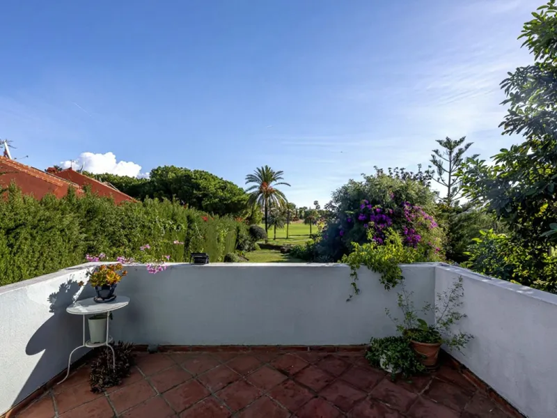 In a stunning location bordering the prestigious Guadalmina golf course, this elegant corner townhouse offers a unique combination of privacy, spaciousness, and natural surroundings. The generous and meticulously maintained garden features an automatic ir