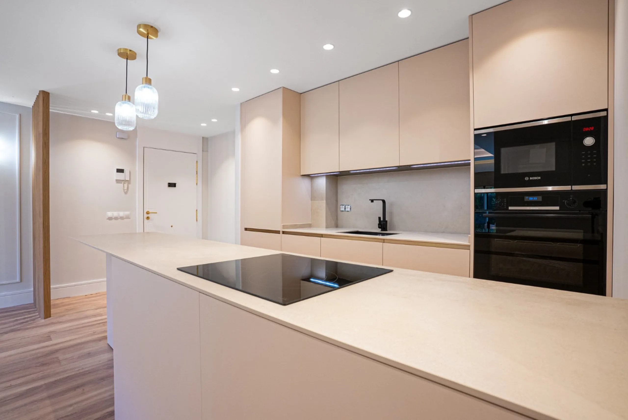 Apartment - Middle Floor Apartment в продаже в Marbella, Málaga. В доме 2 спален и 2 ванных комнат. Площадь дома 92 м²