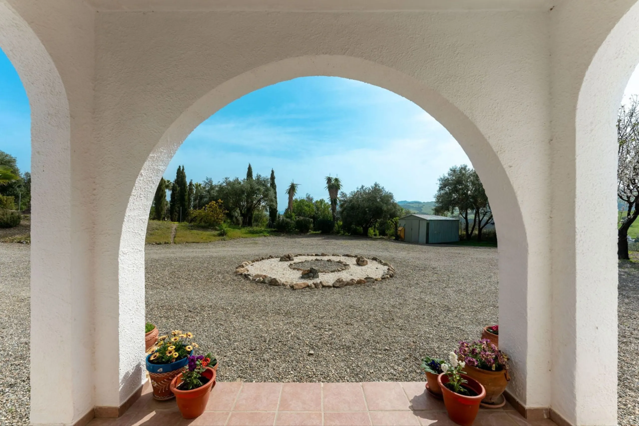 House - Finca - Cortijo в продаже в Casarabonela, Málaga. В доме 3 спален и 2 ванных комнат. Площадь дома 142 м². Площадь участка 6000 м²