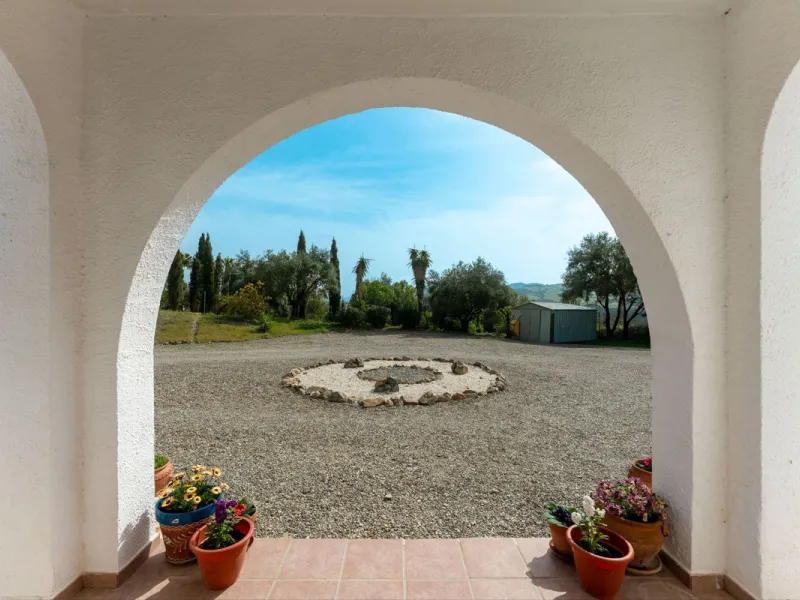 House - Finca - Cortijo в продаже в Casarabonela, Málaga. В доме 3 спален и 2 ванных комнат. Площадь дома 142 м². Площадь участка 6000 м²