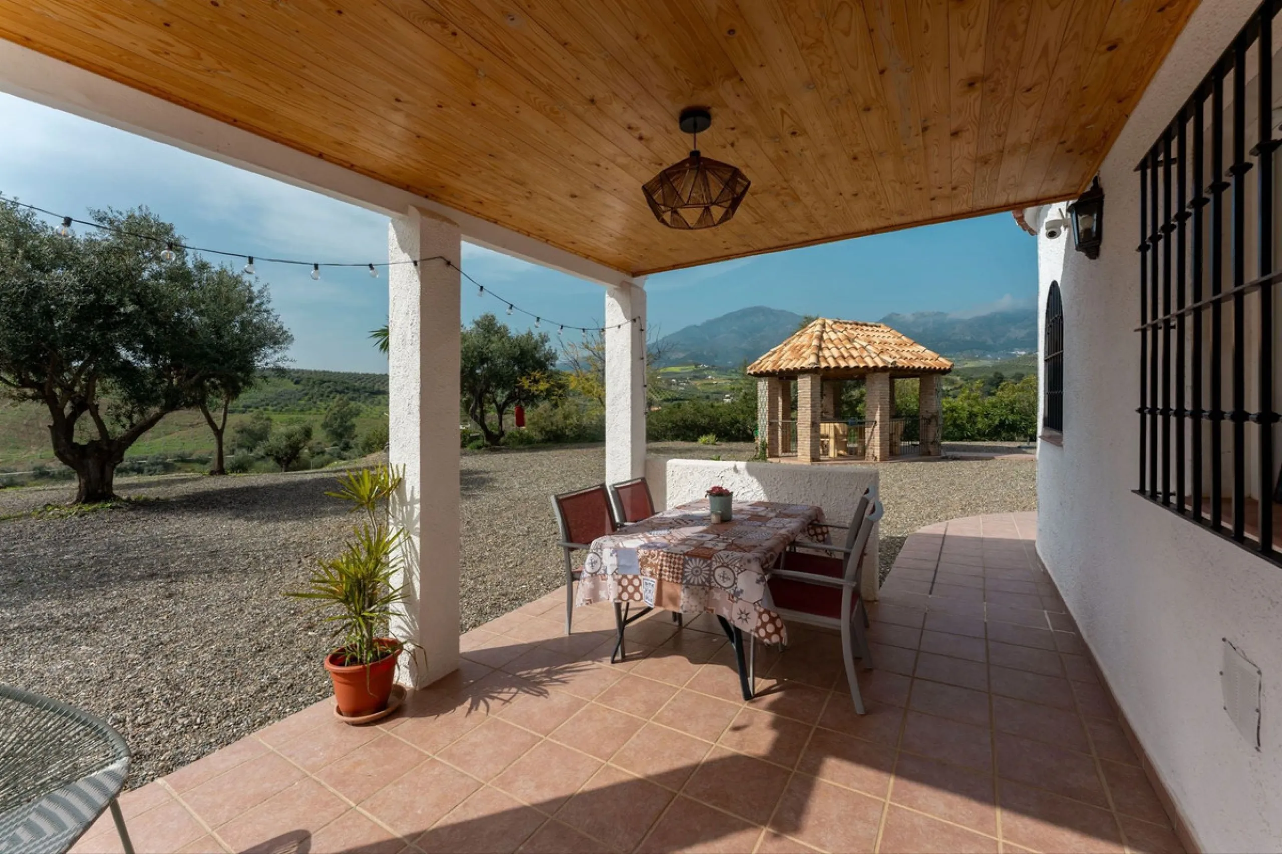 House - Finca - Cortijo в продаже в Casarabonela, Málaga. В доме 3 спален и 2 ванных комнат. Площадь дома 142 м². Площадь участка 6000 м²
