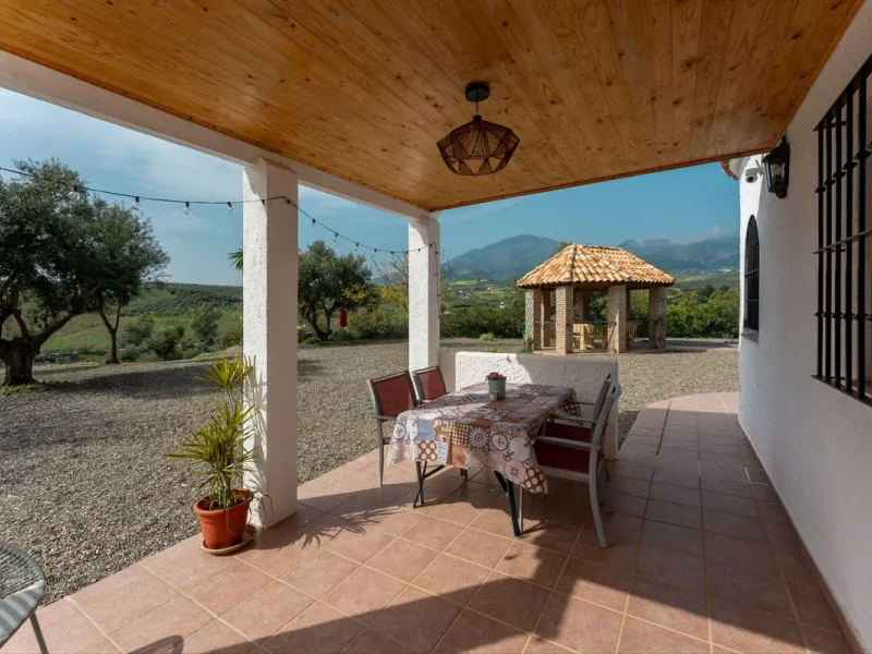 House - Finca - Cortijo в продаже в Casarabonela, Málaga. В доме 3 спален и 2 ванных комнат. Площадь дома 142 м². Площадь участка 6000 м²