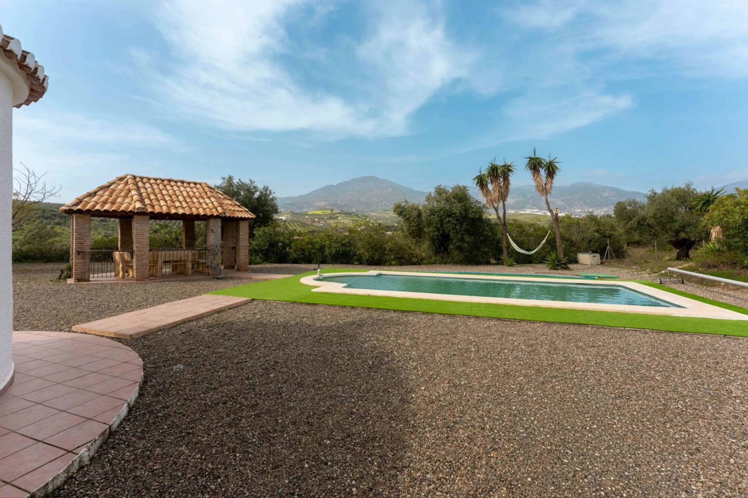 House - Finca - Cortijo в продаже в Casarabonela, Málaga. В доме 3 спален и 2 ванных комнат. Площадь дома 142 м². Площадь участка 6000 м²