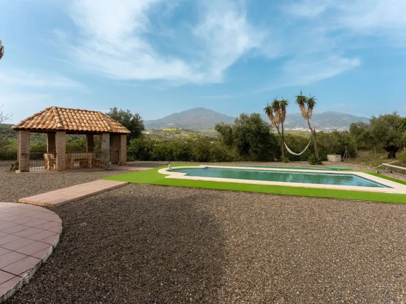 House - Finca - Cortijo в продаже в Casarabonela, Málaga. В доме 3 спален и 2 ванных комнат. Площадь дома 142 м². Площадь участка 6000 м²